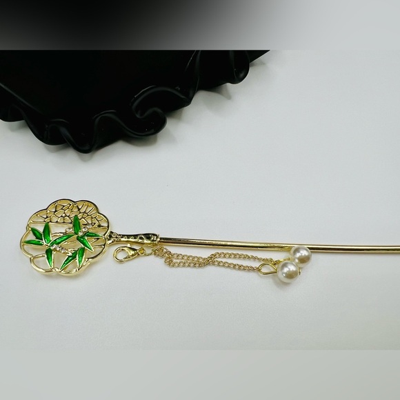Elegant Gold Hairpin with Green Leaf Design - Picture 3 of 4